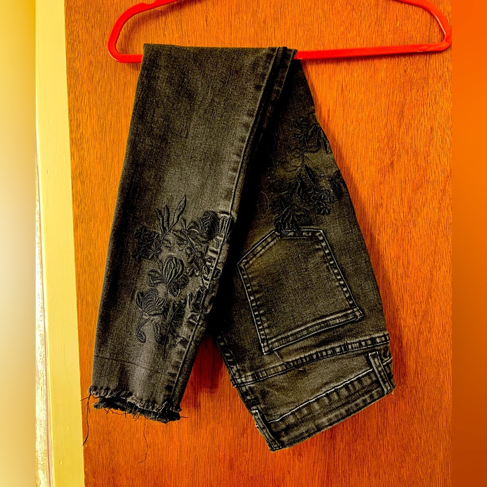 Black skinny jeans with embroidery